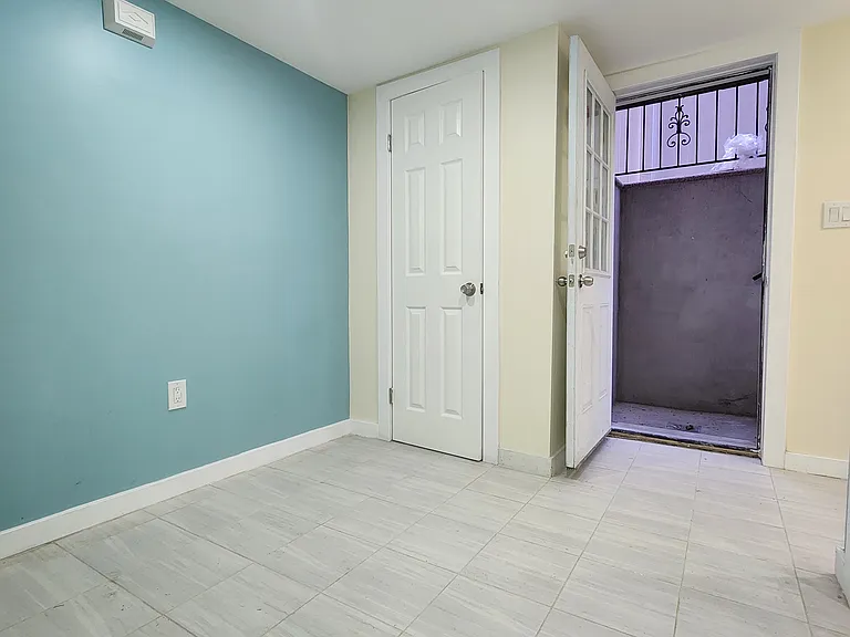 16914 Grand Central Pkwy #1A — Photo 8