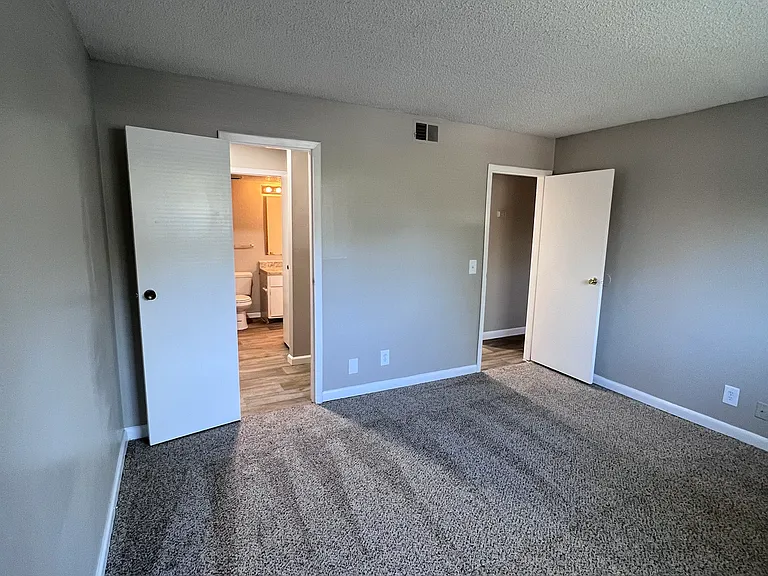 Bell Hollow Apartments — Photo 13