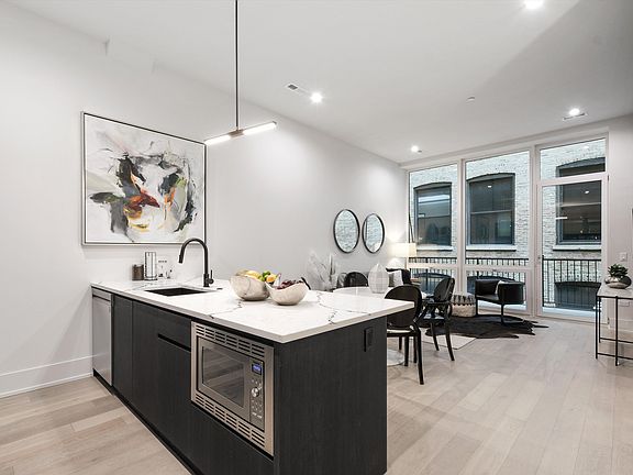 4th image of 318 W Grand Ave #403