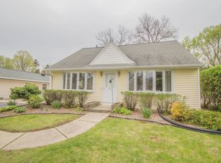 2121 N 115th St, Wauwatosa, WI 53226