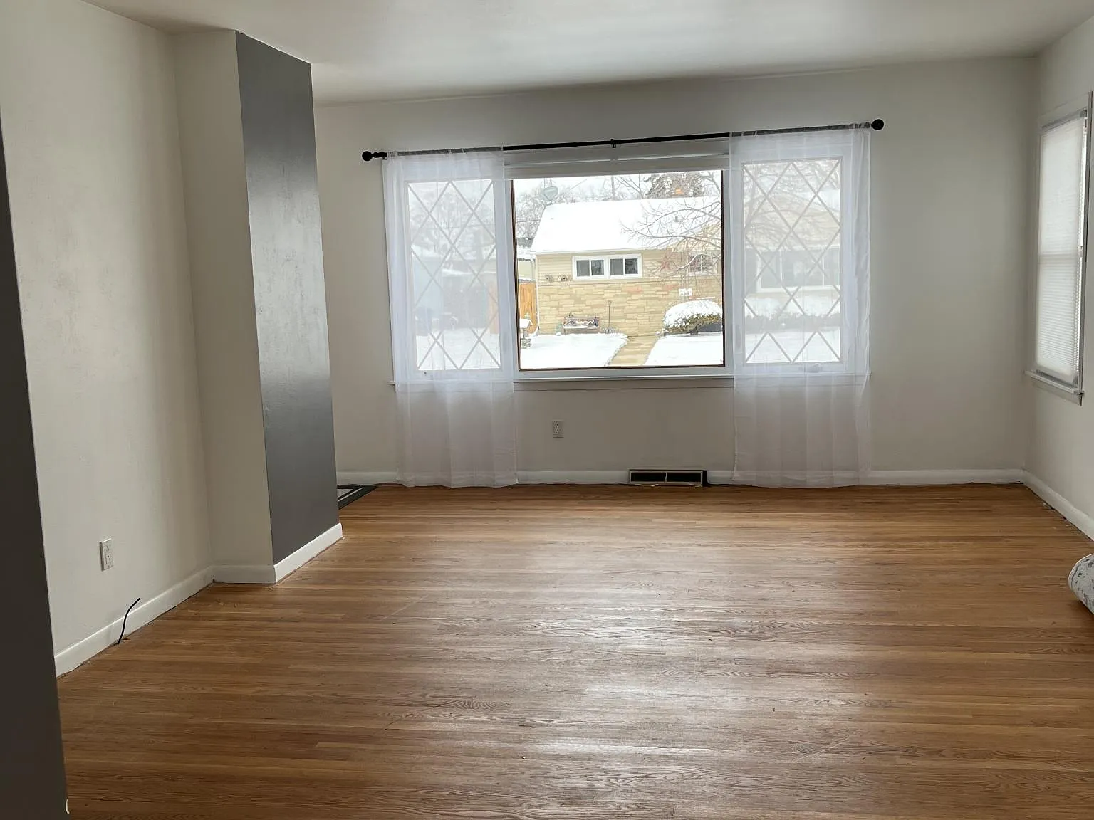 3 bed, 1.5 bath, 2800 sqft, $2,215 — Photo 2
