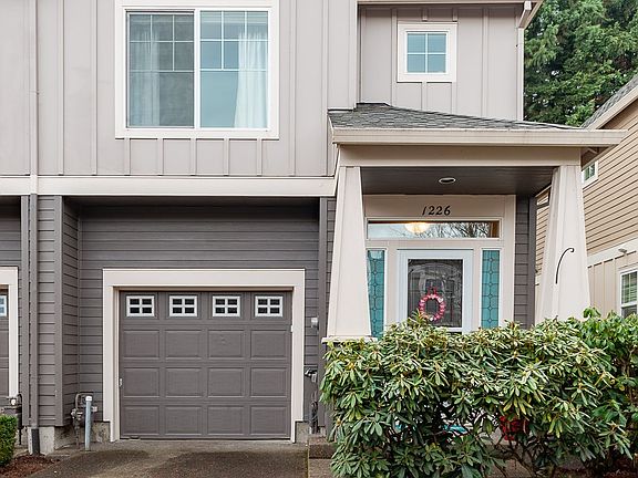 2nd image of 1226 SE Roundelay St
