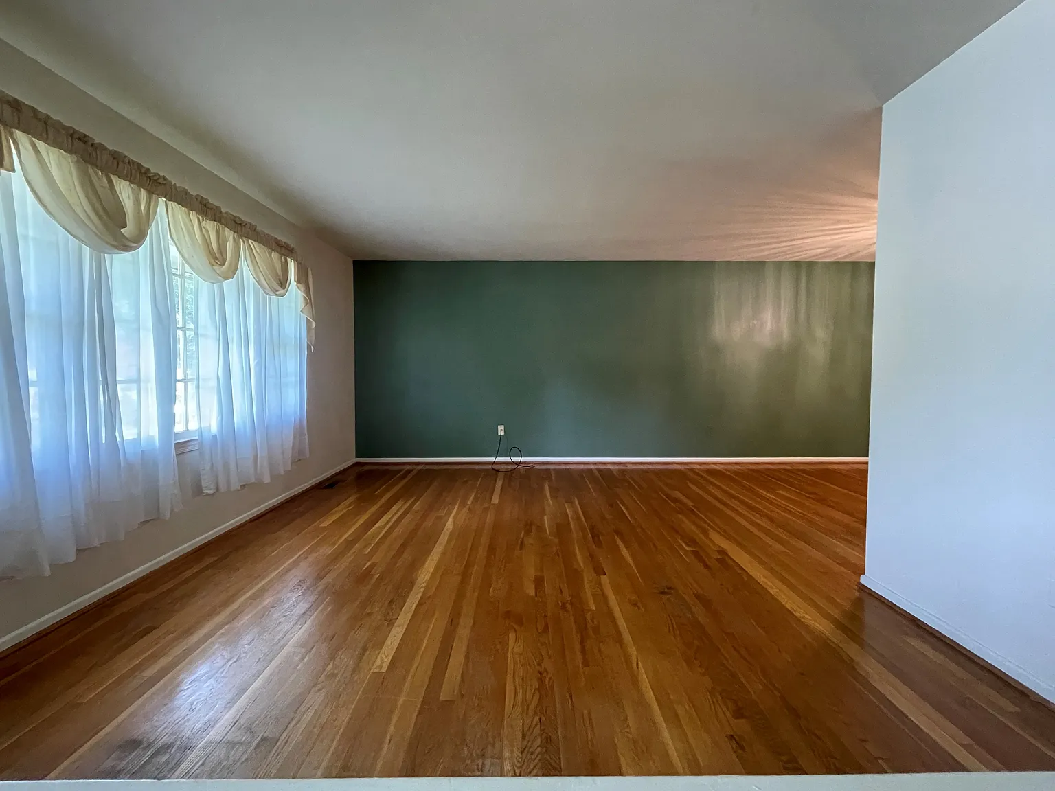 Spacious home located near Tysons Corner. 4BR 2.5 BA — Photo 2
