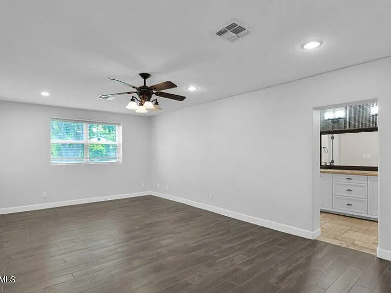 3229 E Clarendon Ave — Photo 8