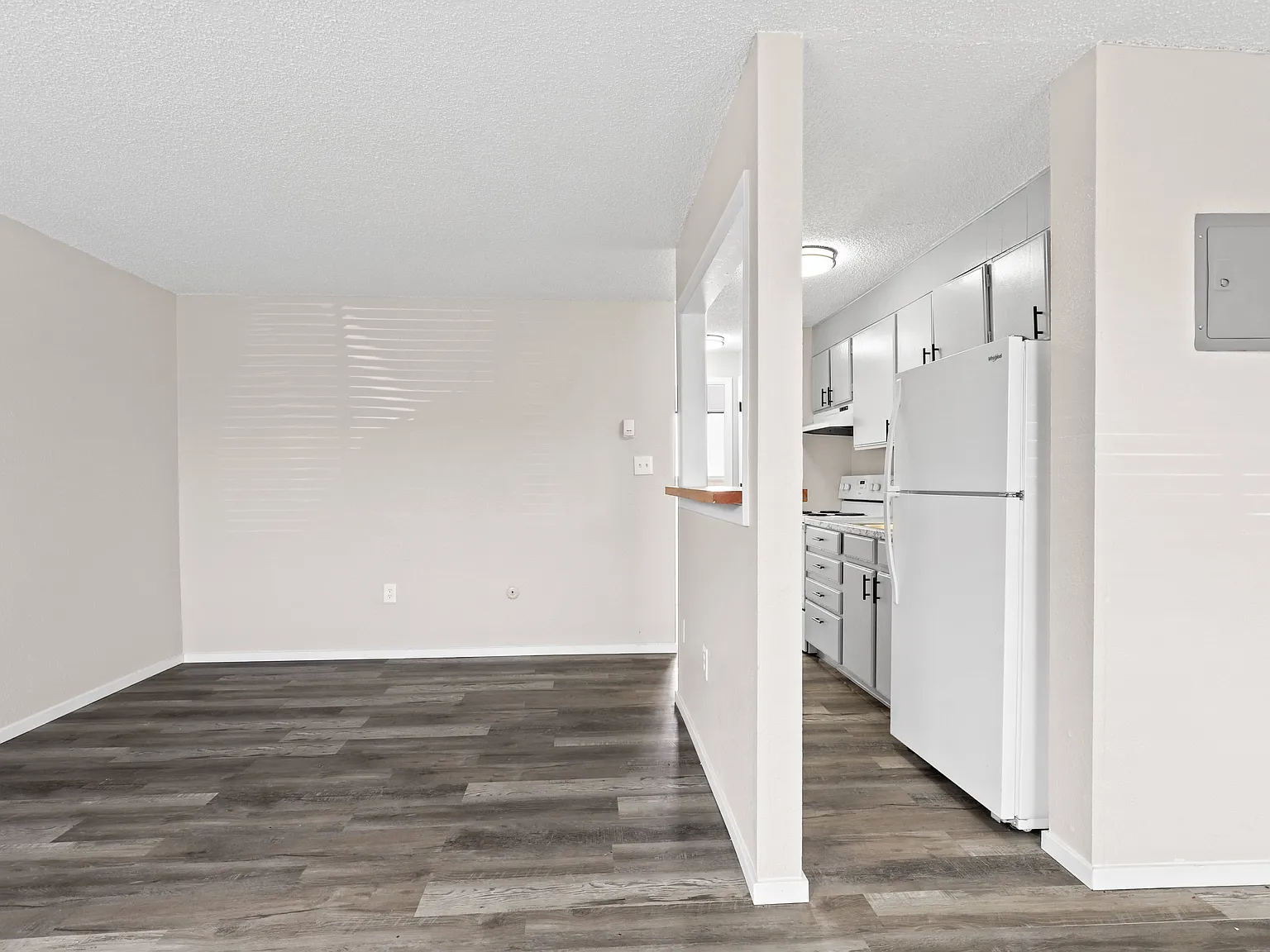 Royal Chateau Apartments — Photo 3