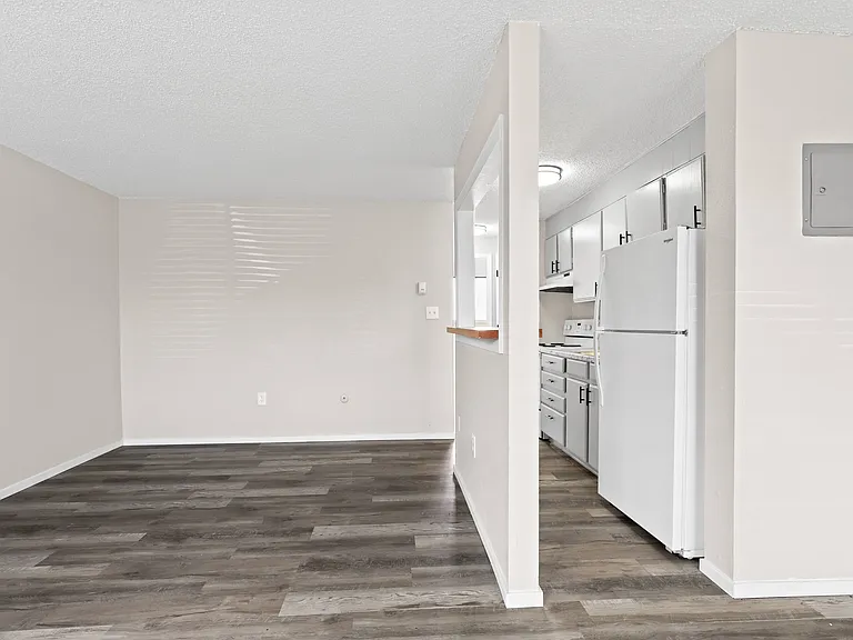 Royal Chateau Apartments — Photo 3