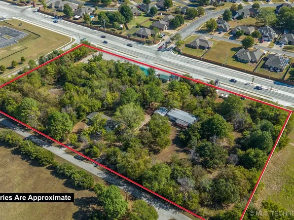 10010 N Garnett Rd, Owasso, OK 74055