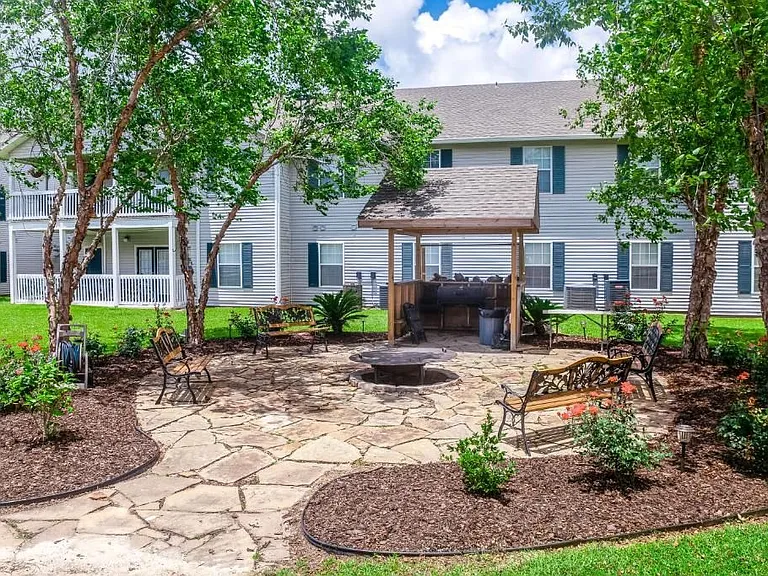 Outdoor BBQ Grill & Fire Pit