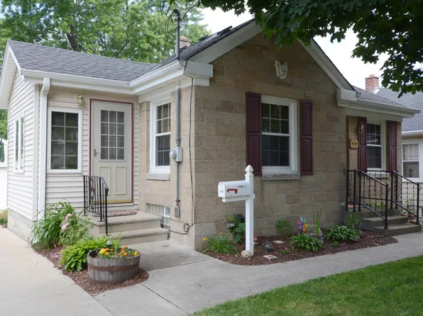 418 S Hine Ave, Waukesha, WI 53188