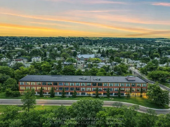 543 Timothy St #106, Newmarket, ON L3Y 1R1