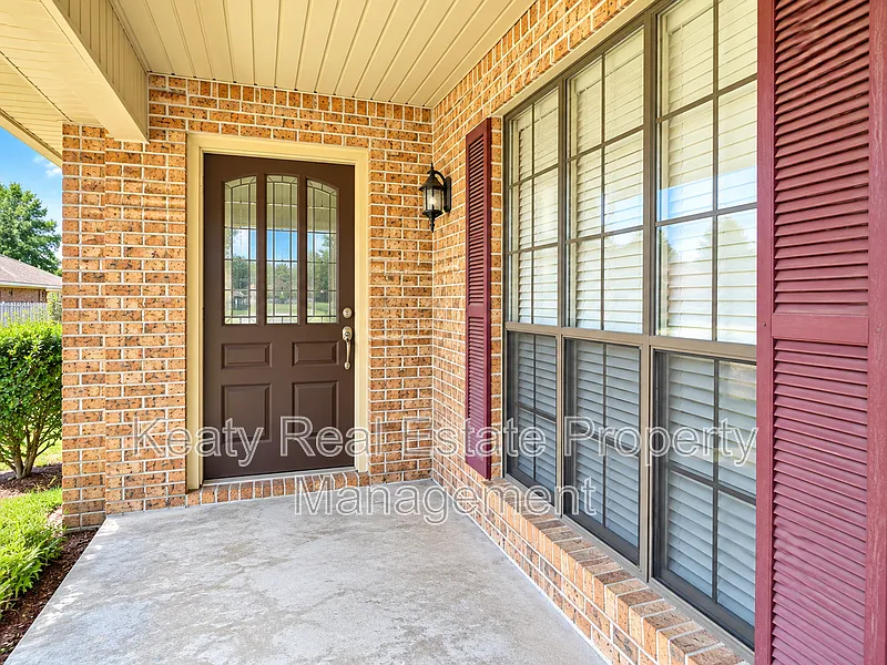 3 bed, 2.0 bath, 2015 sqft, $2,000 — Photo 2