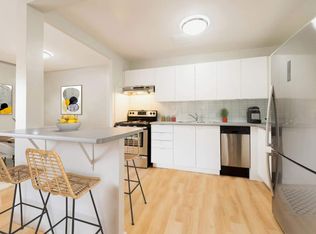 435 Kerr St, Oakville, ON L6K 3C2