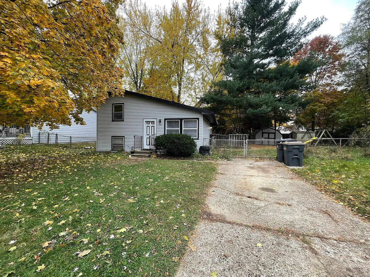 3 bed, 1.0 bath, 1413 sqft, $1,495 — Photo 1