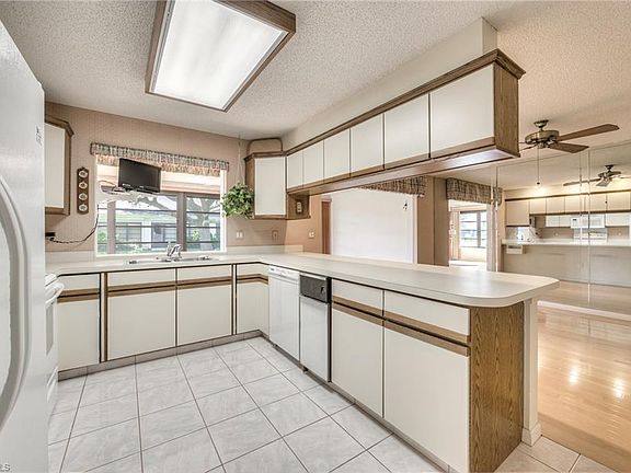 4th image of 1214 Hazeltine Dr