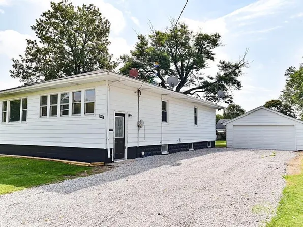 704 E 2nd St N, Mount Olive, IL 62069