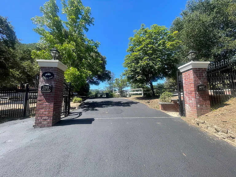 22505 Rolling Hills Rd — Photo 3