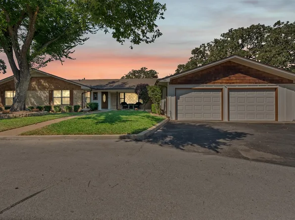 700 Wyche Ct, Burleson, TX 76028