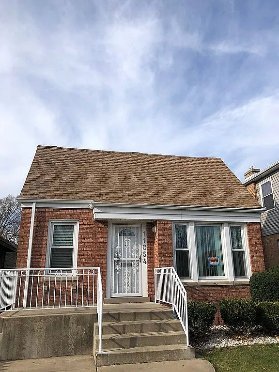 11054 S Avenue B photo 1