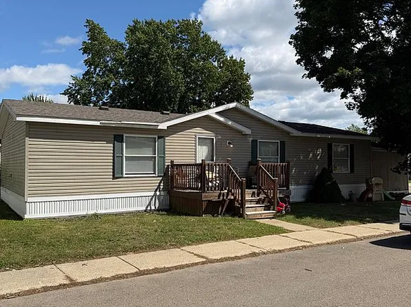 205 Blanch Manor St, White Lake, MI 48386