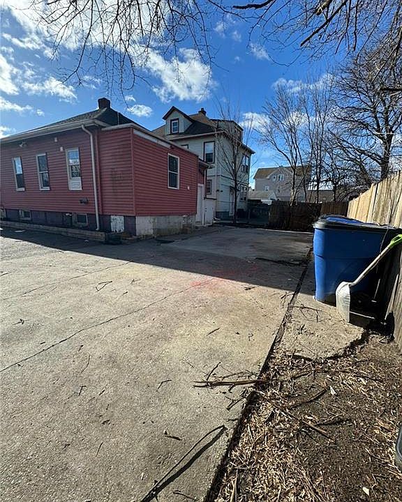 1st image of 48 De Soto St