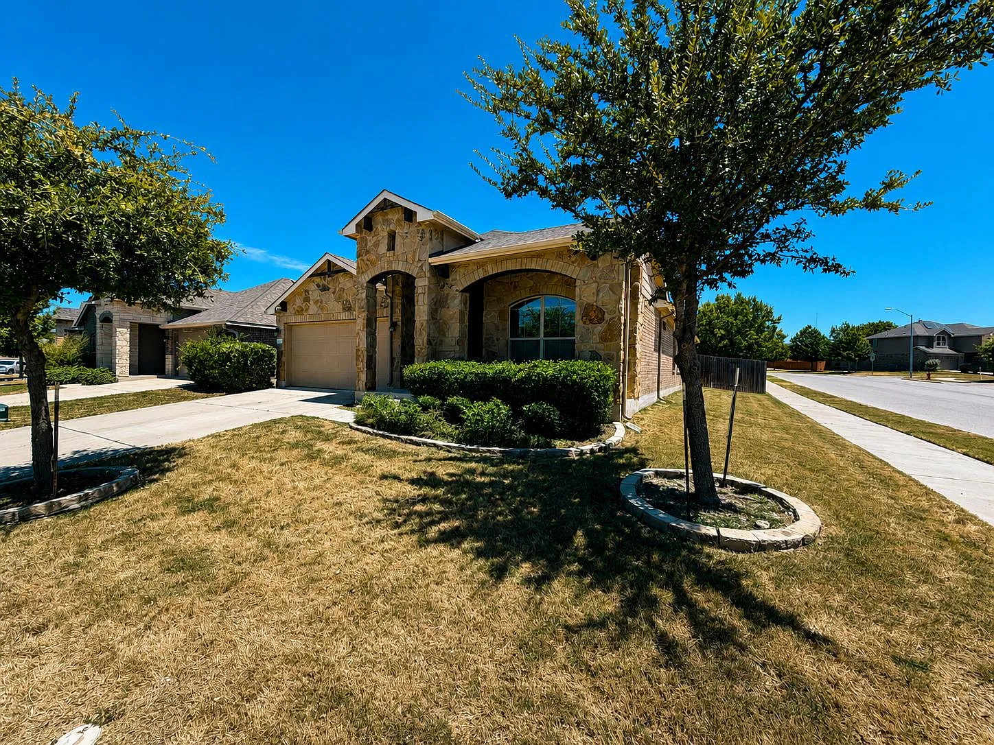 3 bed, 2.0 bath, 1683 sqft, $2,100 — Photo 3