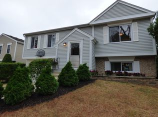 24 Manchester Ln, Vernon Hills, IL