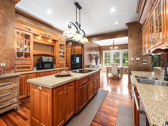 5th image of 300 Fairway Cir