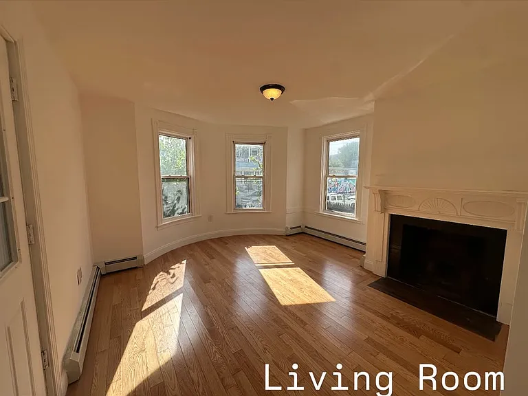 8 Peacevale Rd — Photo 1