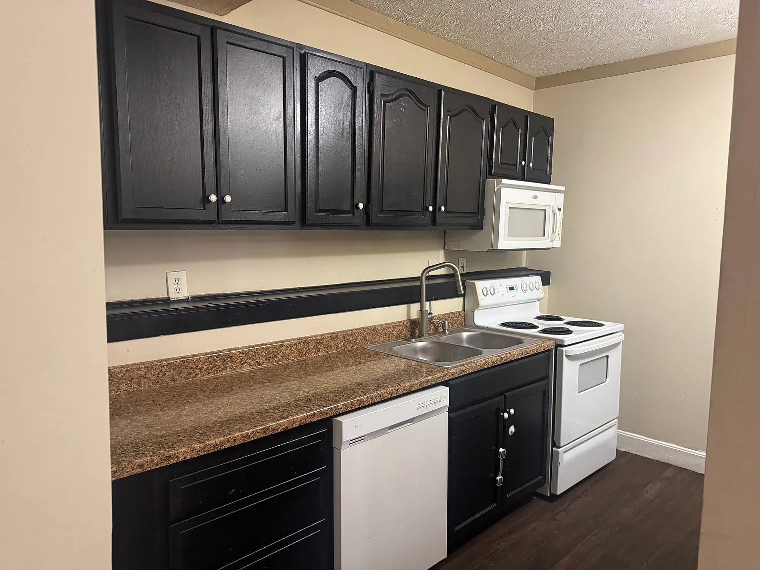 2 bed, 1.5 bath, 1200 sqft, $1,500 — Photo 3