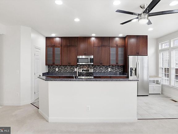 5th image of 918 Harrison Cir
