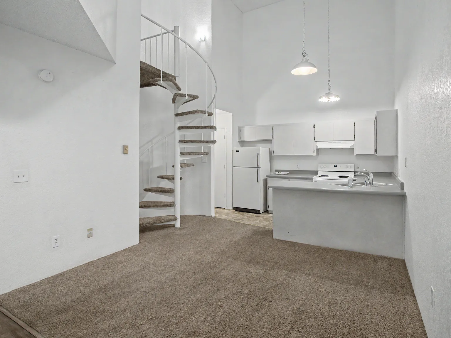 2700 S White Mountain Rd — Photo 2