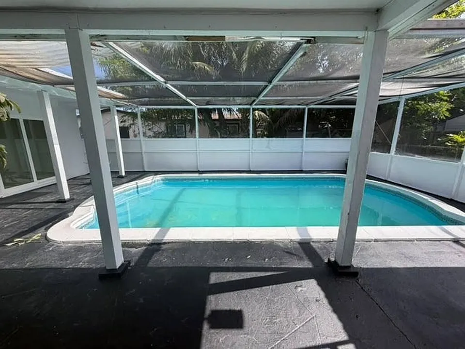 3911 NW 32nd Ave