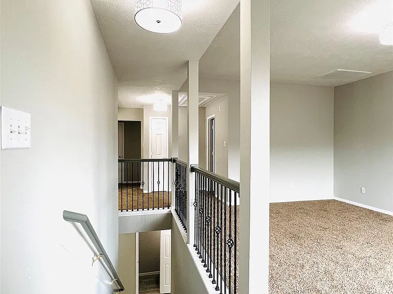 8426 Woodland Knoll Ln — Photo 18