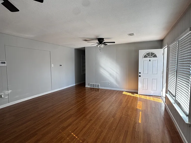 1601 Terminal Rd #A — Photo 2