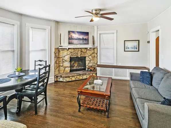 221 W Park Ave Floor 1, Libertyville, IL 60048