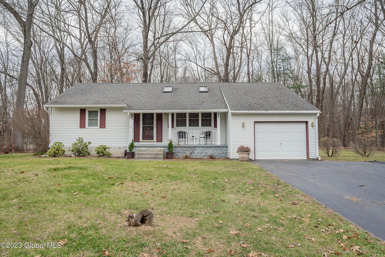 1st image of 3 Mohegan Court