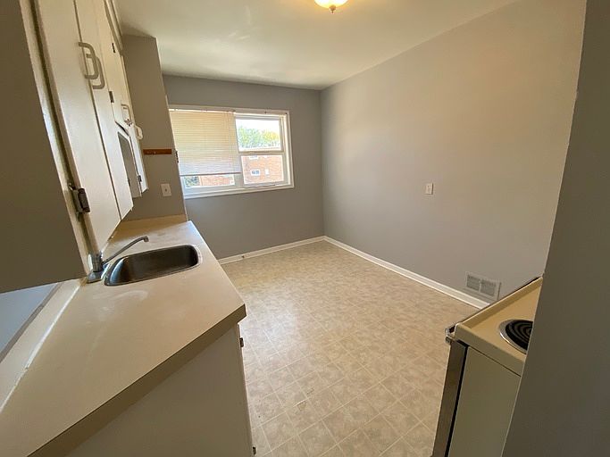 2nd image of 831 Empress St