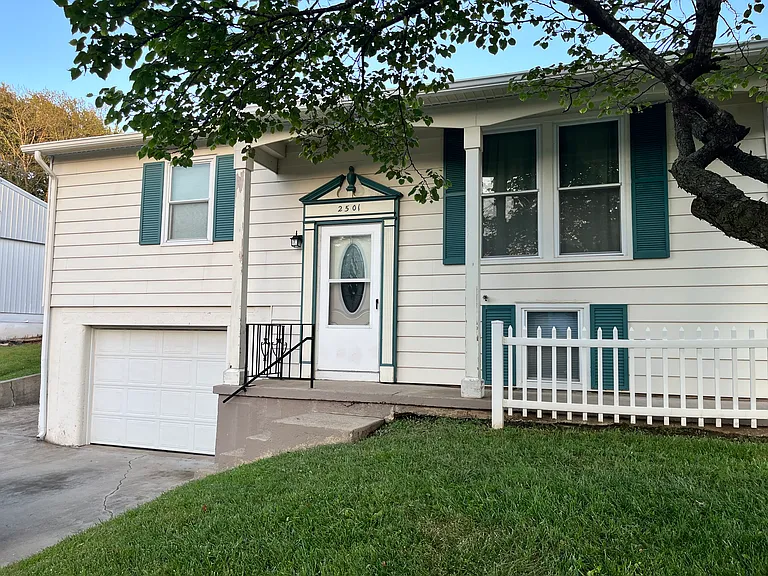 2501 Cypress Ave — Photo 1