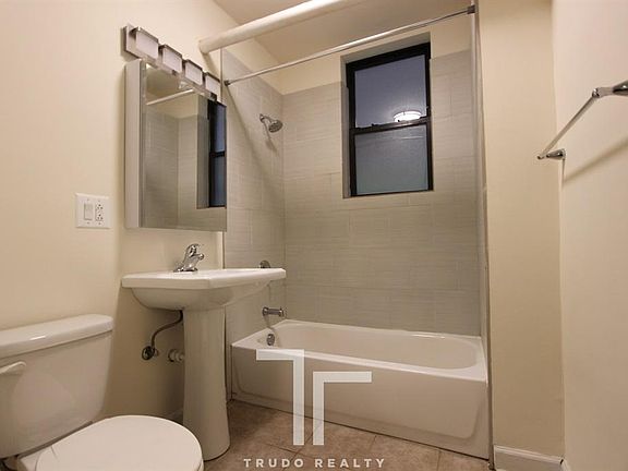 3rd image of 4951 N Oakley Ave #5