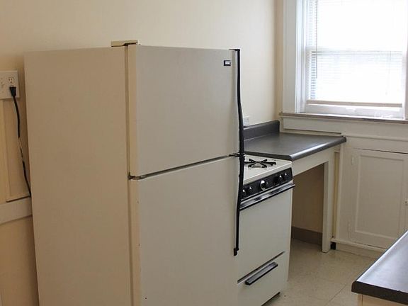 Kitchen (Refrigerator, Stove)