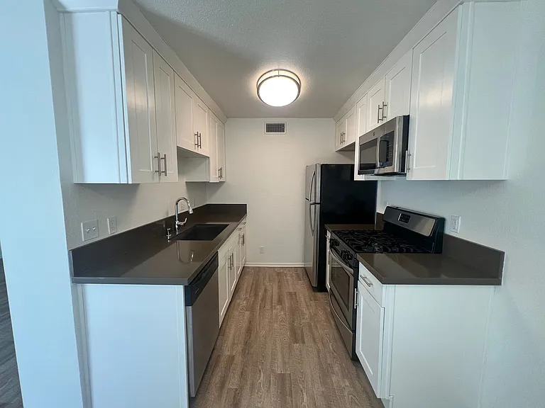 10930 Otsego St — Photo 13