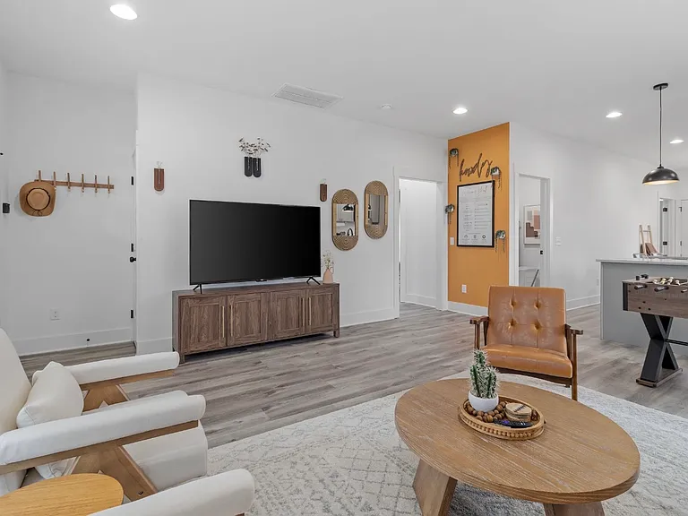 3006 E Crescent Cir — Photo 5
