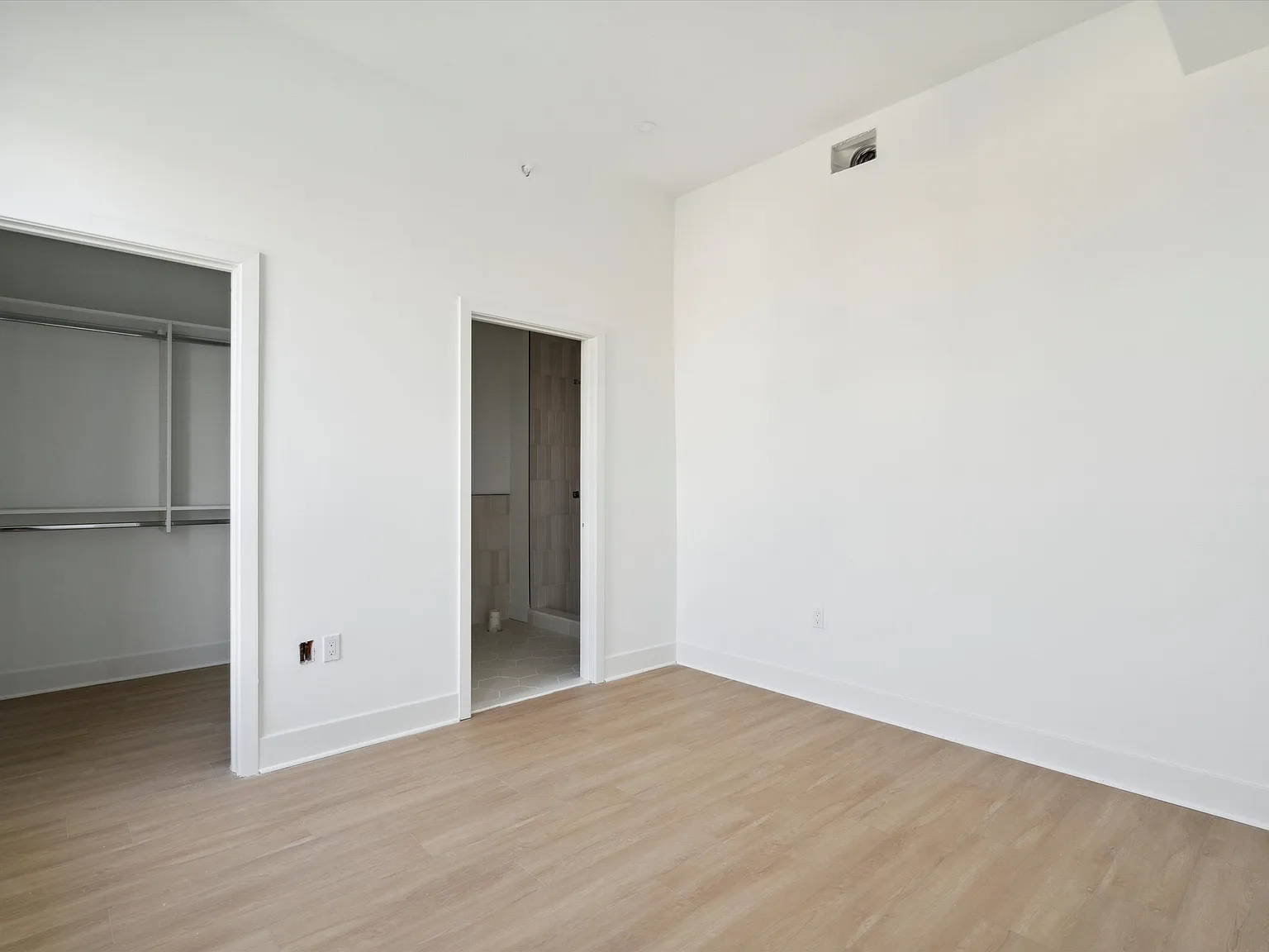 2 bed, 830 sqft, $2,050 — Photo 3