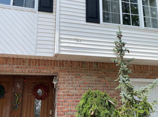 35 Spruce Ln, Staten Island, NY 10309