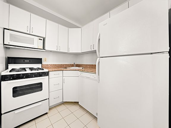 3rd image of 227 Mulberry St APT 5J