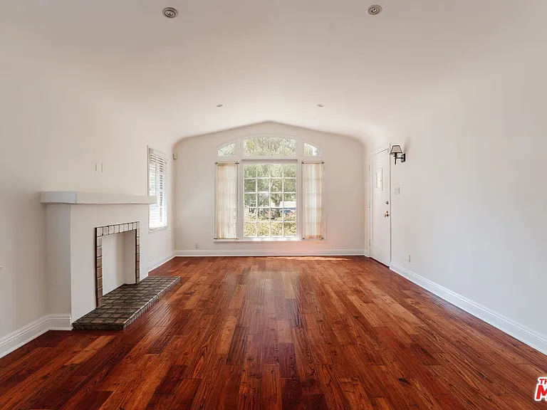 8561 Rugby Dr — Photo 2