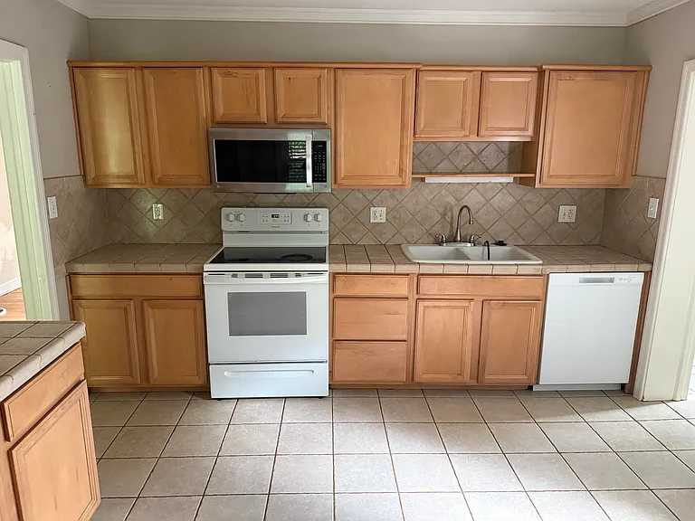 2239 Woodcliff Rd SE — Photo 5