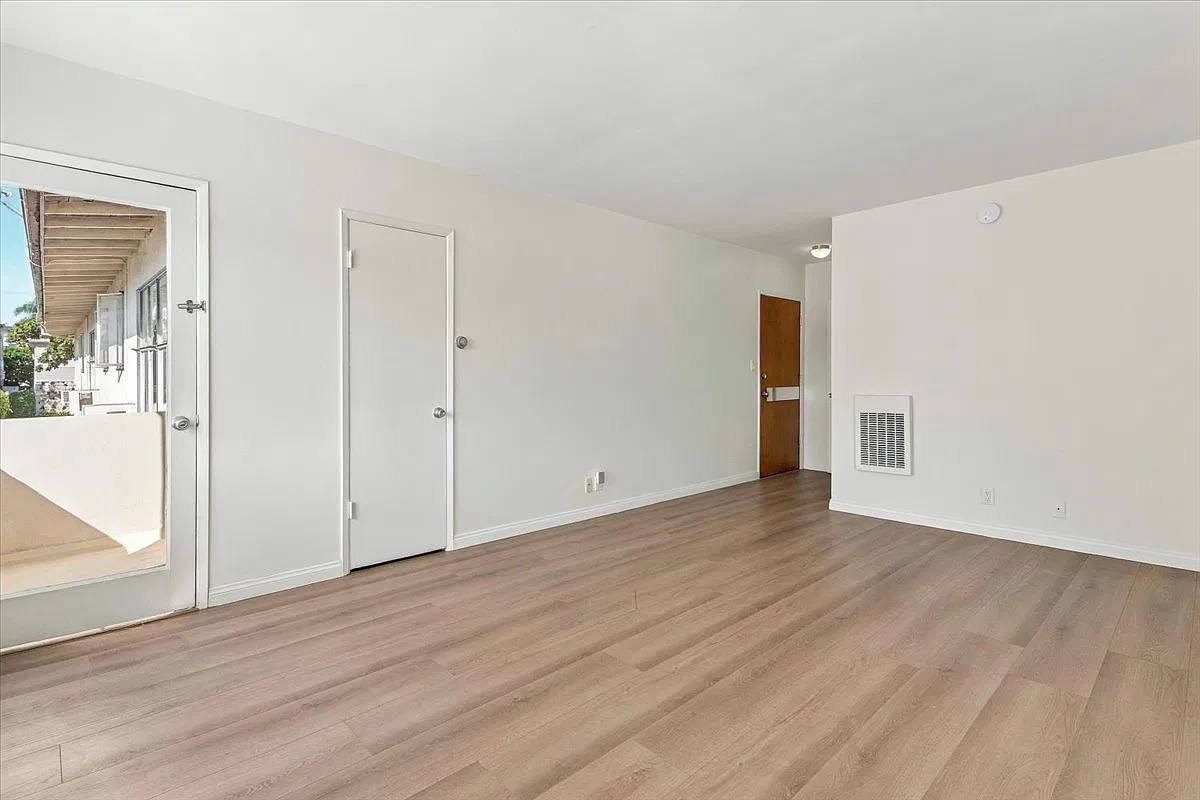 2 bed, 800 sqft, $3,500 — Photo 3