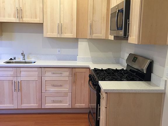 3rd image of 140 Steiner St APT 2