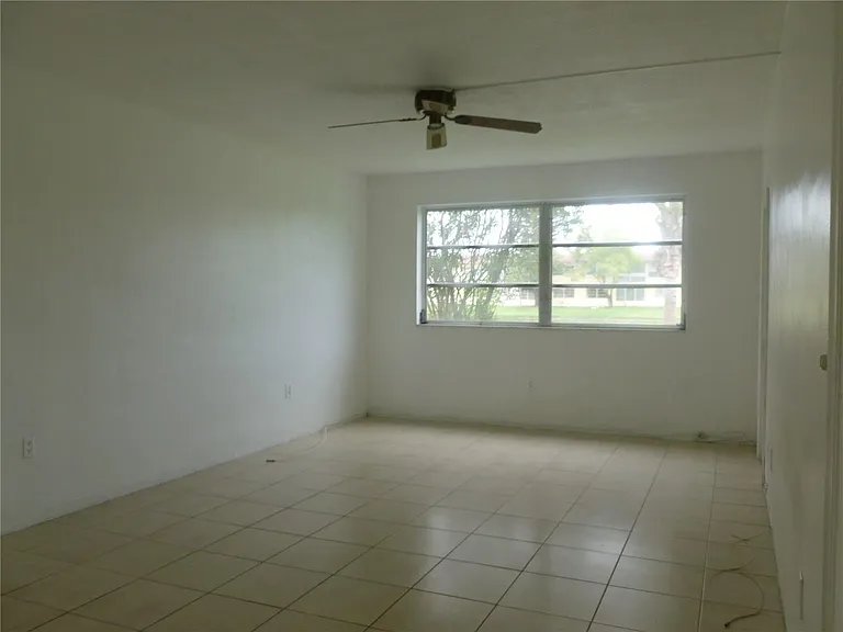 2940 NE 203rd St #C102 — Photo 2